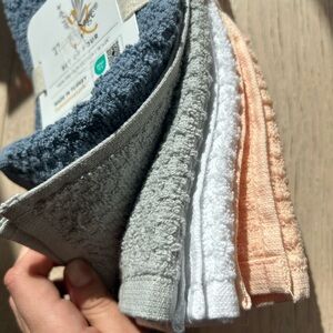 Set of 4 Premium Cotton Brand New Towels 16”x 26”